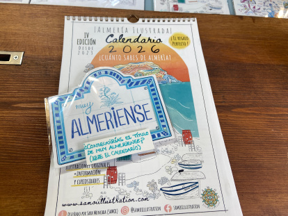 Portada del calendario de 2026 junto al carné recortado de 'Muy almeriense'.
