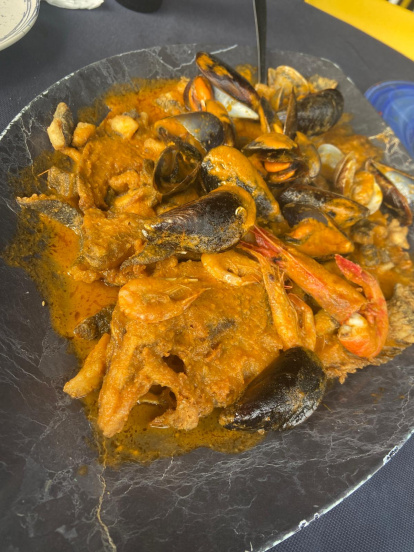 Un pescado preparado a la marinera en el 900 Millas.