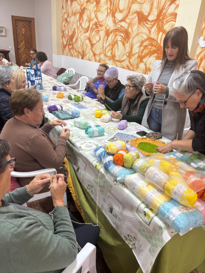 Vecinas de Zurgena aprendiendo en el taller de ganchillo.