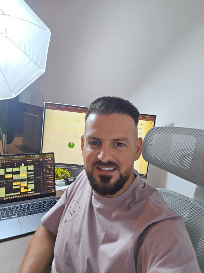 Enrique Hernández en su puesto de trabajo como 'closer de ventas'.