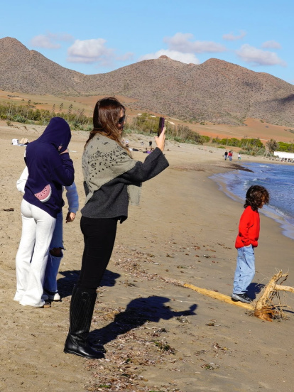 El cantante almeriense junto a su mujer Rosanna Zanetti e hijos en Almería.