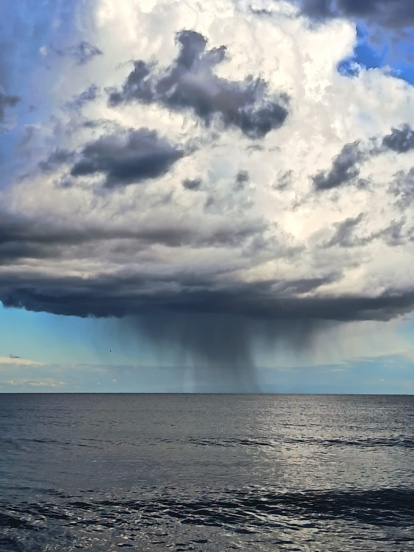 Un nubarrón se cierne sobre la costa de Adra.