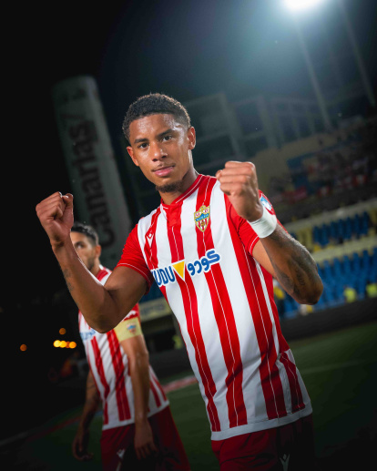 Chirino es indiscutible como lateral derecho del Almería.