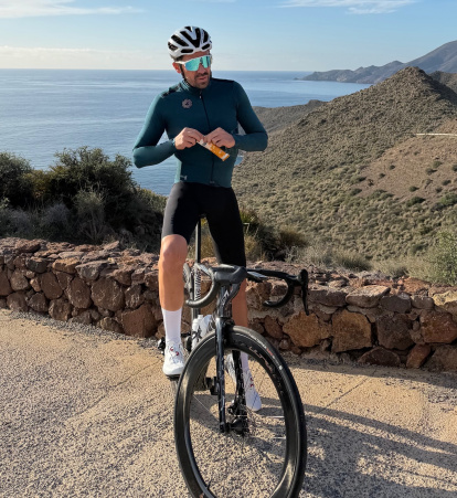 Alberto Contador disfrutando del ciclismo en la costa almeriense.