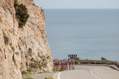 Alberto Contador disfrutando del ciclismo en la costa almeriense.