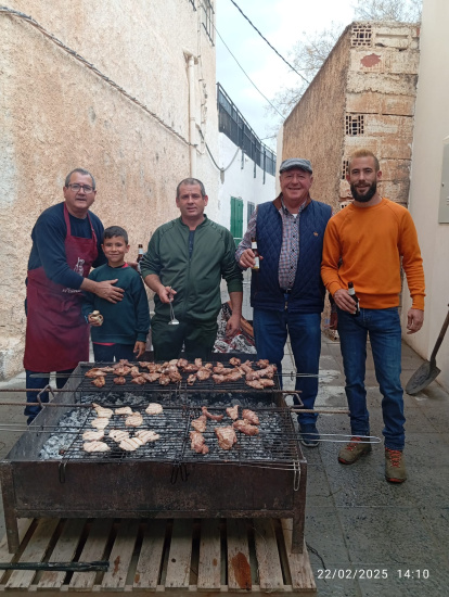 Pequeños y grandes disfrutan de las tradiciones en Abla.
