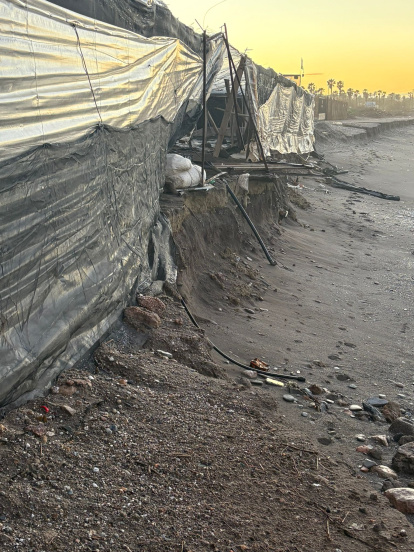 Invernaderos en la zona de 'Las Cuevecillas' a los que llega el agua de la mar.