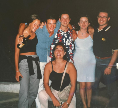 Charlotte Layton y su esposo Bart Layton, de pie, primeros por la izquierda, en 1999, junto a varios amigos desde la infancia en Bédar.