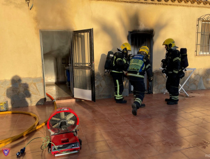 La vivienda en el paraje de Los Llanos tras sofocar las llamas.