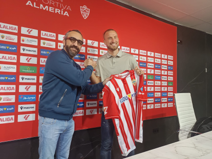 Mohamed El Assy presentando a Rodrigo Ely que ha llegado a coste cero.