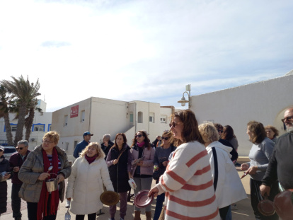 Cacerolada en la Isleta del Moro por los cortes de luz.