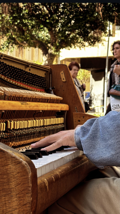 Max tocando el piano en el Paseo de Almería.