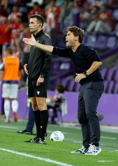 El entrenador sigue trabajando para mejor la defensa.