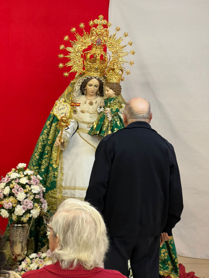 Usuarios y trabajadores de la Residencia de Mayores San Sebastián de Tíjola recibieron a la patrona, la Virgen del Socorro.