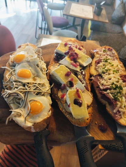 Tostas de pueblo en La Bruta.