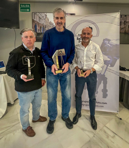 Andy Arche, Néstor Fernández Aranda y Rafa Camacho, con sus premios.