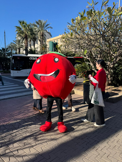 Tomatal, la mascota oficial del Día del Tomate recorre Almería.