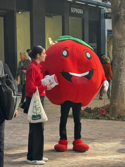 Tomatal, la mascota oficial del Día del Tomate recorre Almería.