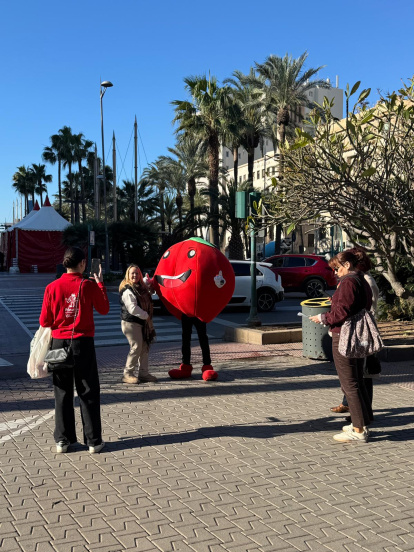 Tomatal, la mascota oficial del Día del Tomate recorre Almería.