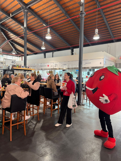 Tomatal, la mascota oficial del Día del Tomate recorre Almería.