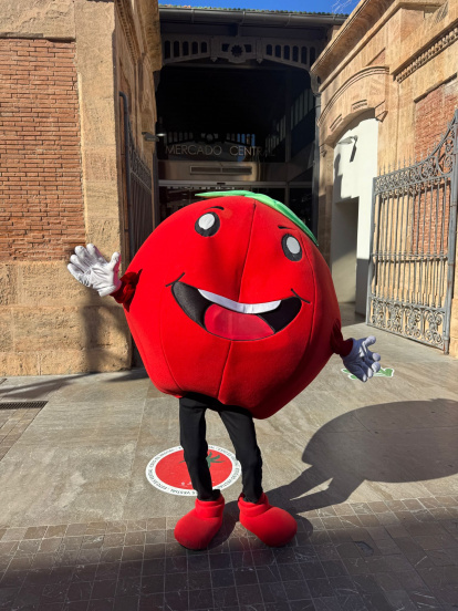 Tomatal, la mascota oficial del Día del Tomate recorre Almería.