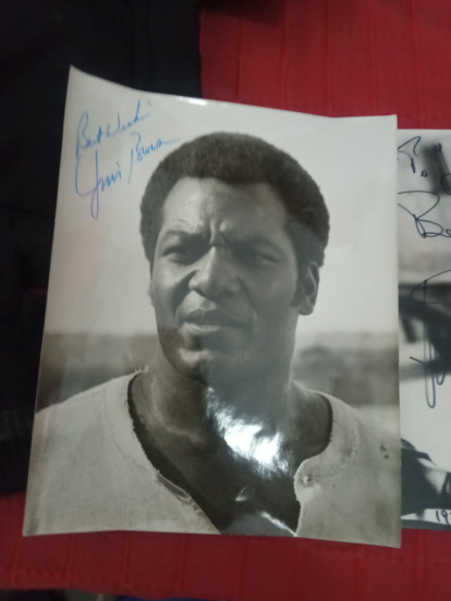 Autógrafos que le firmaban los artistas a Juan Antonio.