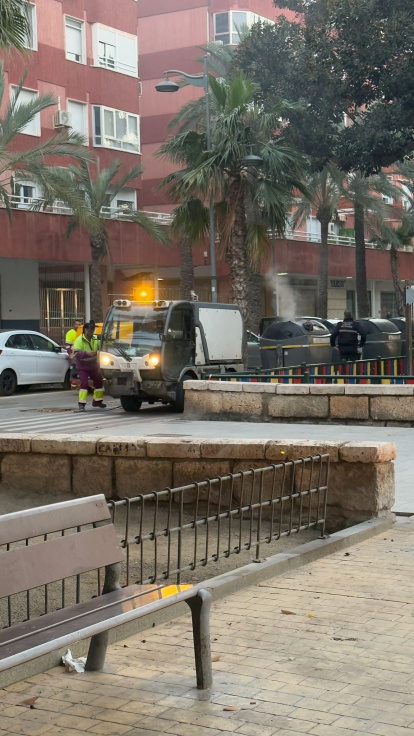 Trabajadores del Servicio de Limpieza ayudaron a sofocar las llamas.