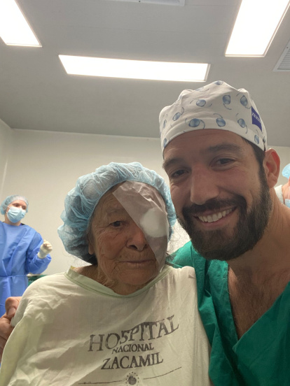 El Dr. Jiménez junto a una de sus pacientes