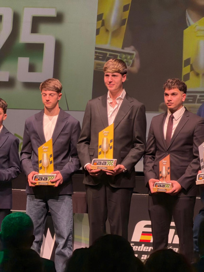 Daniel en el centro recibe el trofeo de campeón.