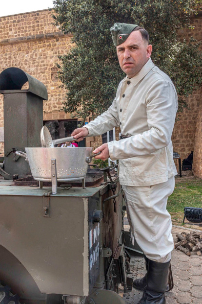 Con la cocina de campaña haciendo la comida para los recreadores de Roquetas de Mar.