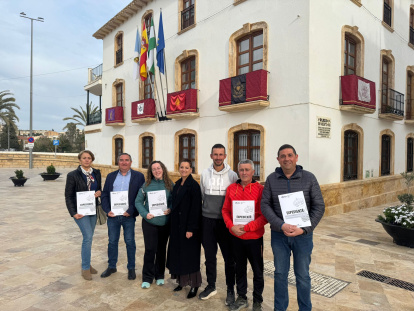 La alcaldesa, María del Mar Alfonso, ha hecho entrega de la asignación económica a cada una de las cofradias