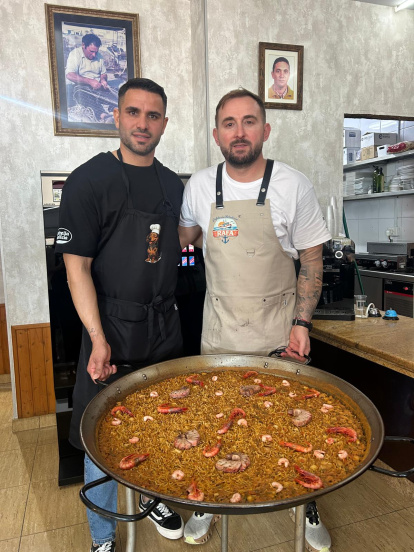 Miro y Aitor con el abuelo de Aitor de fondo, su auténtico mentor.