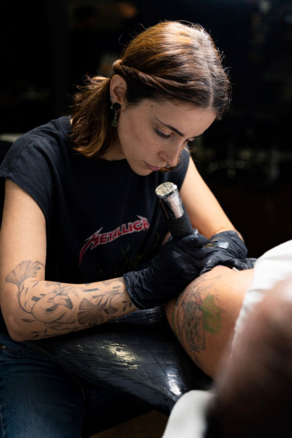 Patricia durante una sesión de tatuaje.