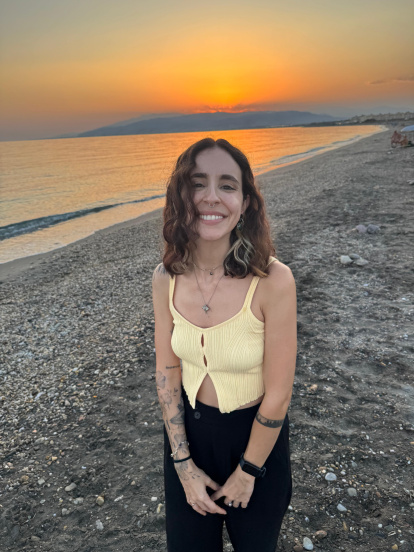 Patricia fotografiada con un atardecer almeriense de fondo.