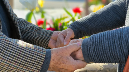 Pepe y María Dolores se dan las manos en un viaje que unió a toda la familia más aún de lo que ya estaba.