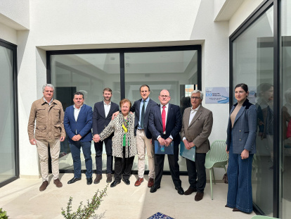 Foto de familia en el patio de la nueva residencia.