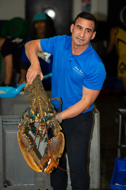 Jorge Reig con una de las langostas que sirven en Casa Santi.