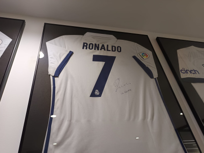 La camiseta del Cristiano Ronaldo es la joya de la corona en la clínica del doctor Ripoll en Almería.