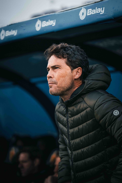 Rubi en el banquillo del Ibercaja Estadio.