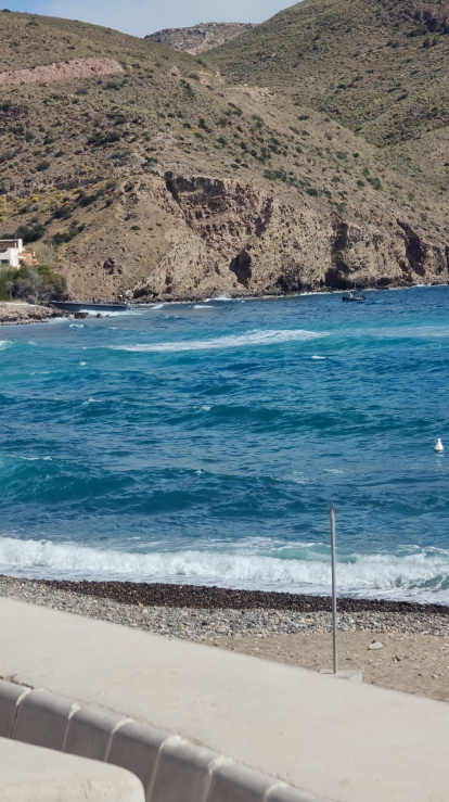 Narcolancha encallada en Las Negras y, a la izquierda, decenas de garrafas con combustible.