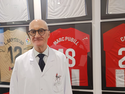 El doctor Ripoll en la clínica que tiene en el Estadio de los Juegos Mediterráneos.