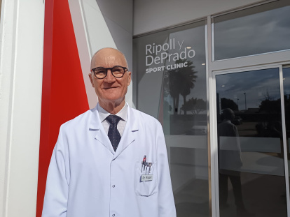 El doctor Ripoll en la clínica que tiene en el Estadio de los Juegos Mediterráneos.