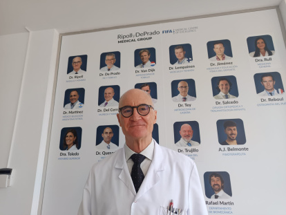 Pedro Ripoll posa para LA VOZ en la entrada de la clínica del Estadio de los Juegos Mediterráneos.