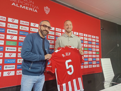 Mohamed El Assy presenta a una estrella del Almería.