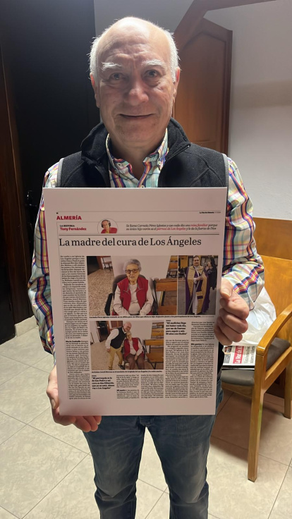 Jero Aracil Moreno con el reportaje de LA VOZ sobre la madre de don Alejandro.