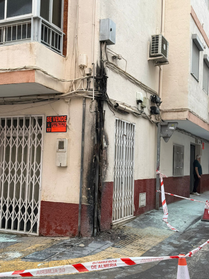 Así ha quedado la fachada del edificio tras arder el cableado.