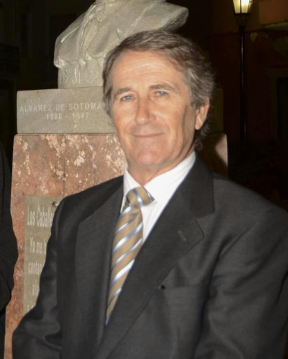 Pedro Perales Larios, junto al busto del poeta Sotomayor en Cuevas del Almanzora.