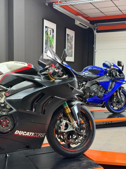 Algunas de las motos expuestas en el local.