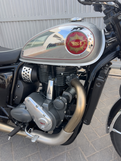 Emplea un propulsor de un solo cilindro de 652 cc, de fabricación propia, el cual rinde una potencia de 45 CV.