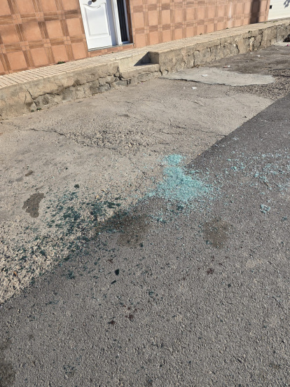 Restos de sangre y cristales rotos en la puerta de la vivienda